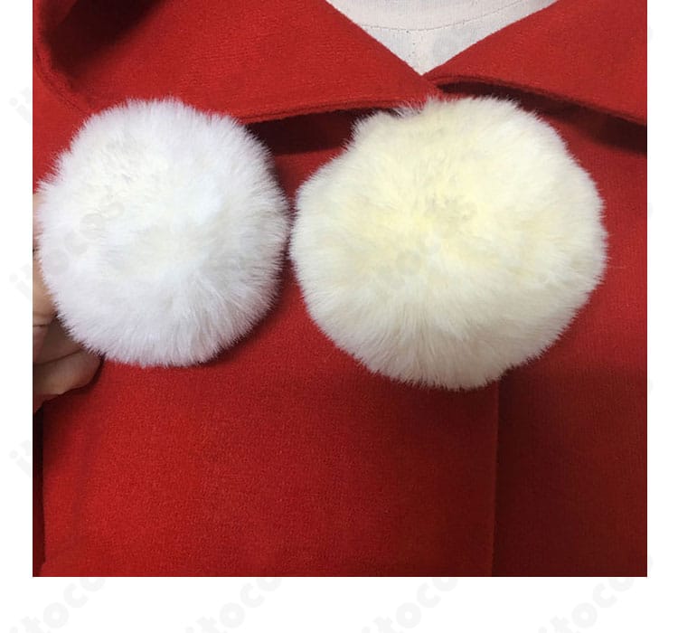 ポンポン装飾の接写。丸みと質感、位置関係が分かるディテール画像。