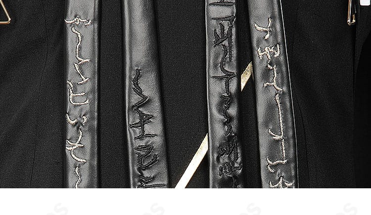 バンシー王政衣装の襟元装飾ディテール。ネックラインのデザインを強調