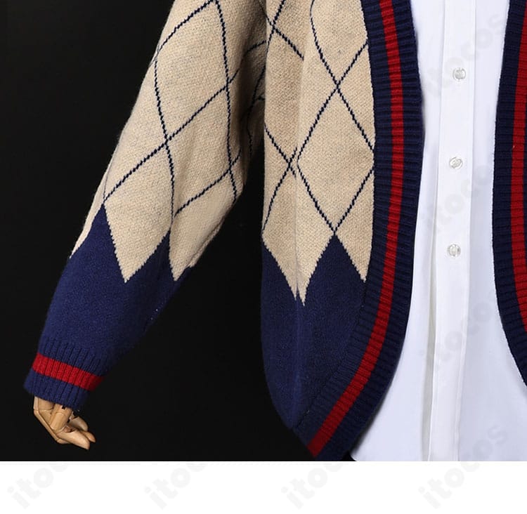 恋と深空 ホムラ コスプレ衣装の袖ディテール。袖口の装飾と縁取りの表情がよく見える。