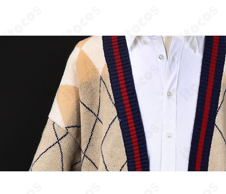 恋と深空 ホムラ コスプレ衣装の門襟クローズアップ。刺繍風モチーフと装飾パーツの質感を強調。