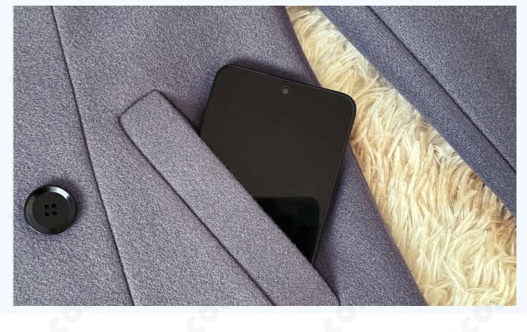 ポケット部分の装飾ディテール。フラップ・ステッチ・開口の形状が分かる接写画像。