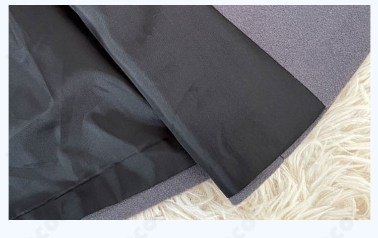 裏地と内側の構造を示す画像。滑りのよい裏地と縫製の仕上げ、縫い代の処理が確認できる。