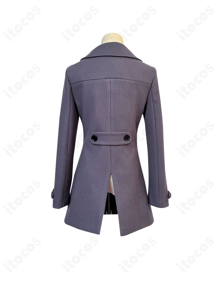 背面ディテール。コートの背中のラインと後ろ姿のシルエット、裾のさばきが分かる画像。