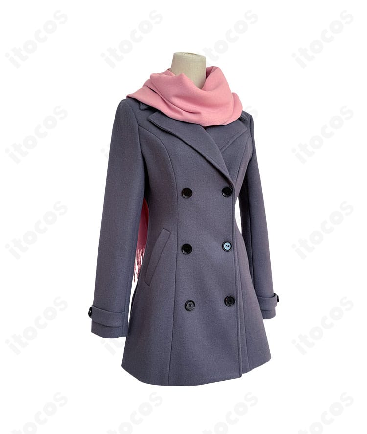 側面から見たシルエット。肩まわりの可動域とコート裾のライン、マフラーのボリューム感を確認できる画像。