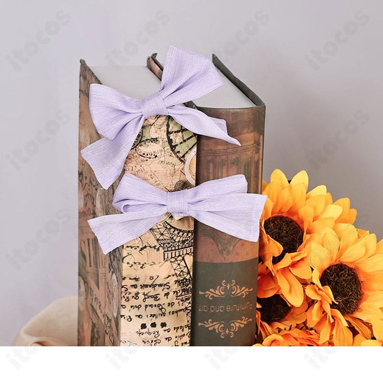 アニー・レスター衣装の蝶結びアクセサリーの近接。リボン幅と質感の表情が伝わる。