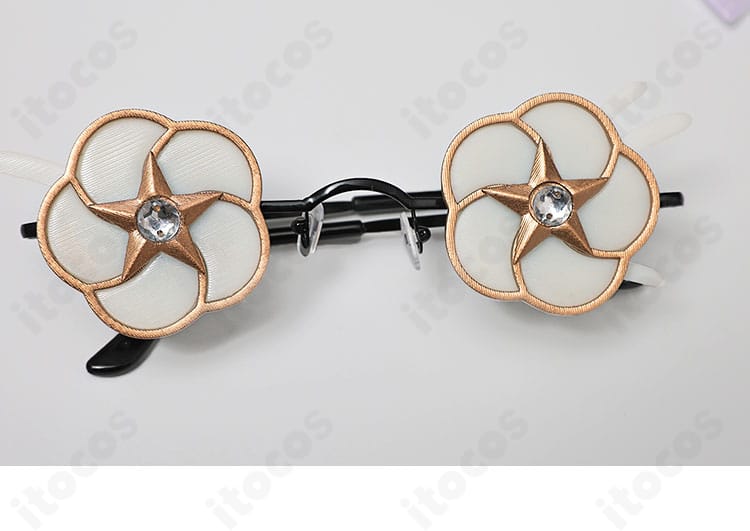 アニー・レスター衣装のメガネ小物ディテール。フレーム形状と存在感が分かる。