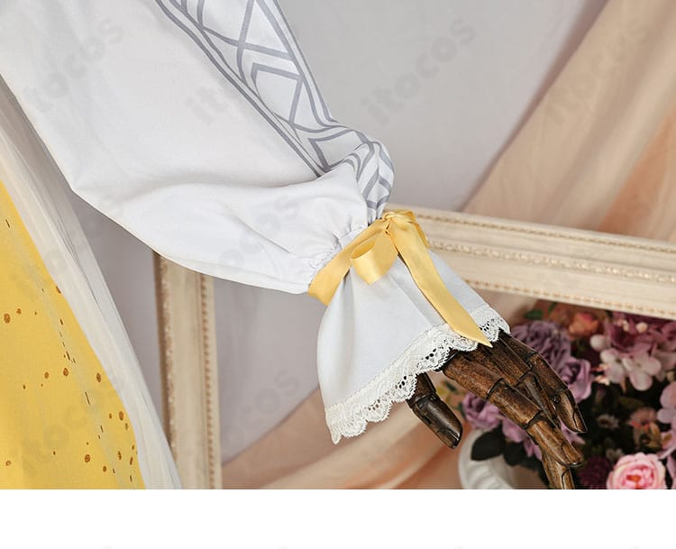 アニー・レスター衣装の袖口ディテール。カフス装飾と生地の質感が分かるアップ。