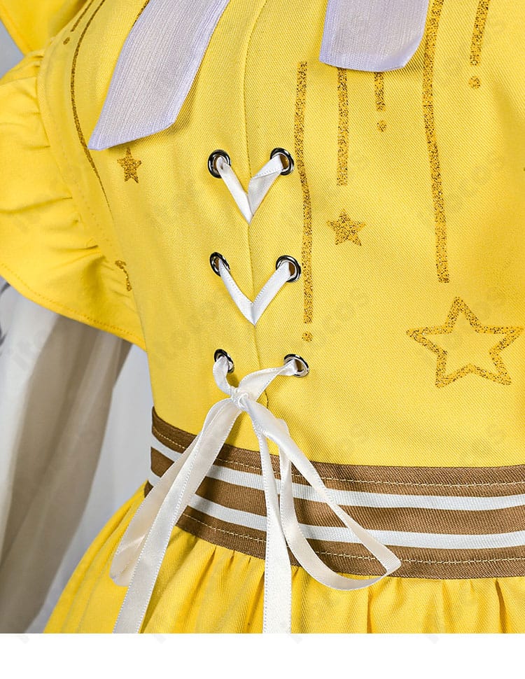 アニー・レスター衣装の襟元ディテール。装飾パーツと縫製の仕上がりが見えるクローズアップ。