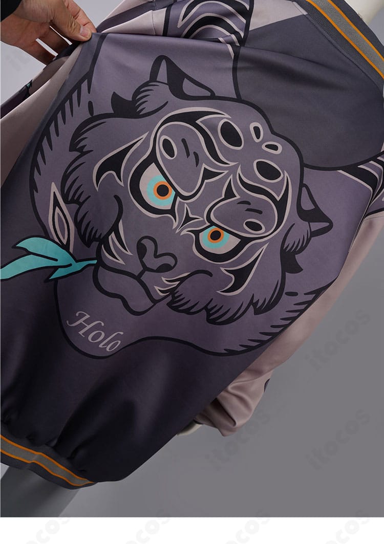 外套背面のディテール。背面ラインとヨーク付近の造形を強調。