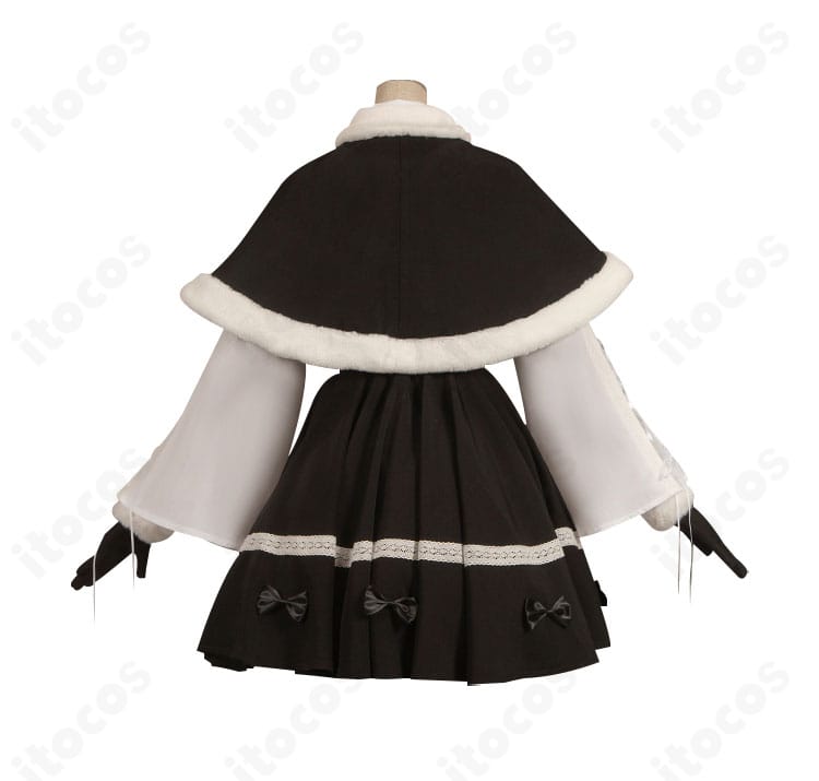 背面全体：春日野穹 冬服コスプレ衣装のマントの落ち感とスカートの後ろ姿