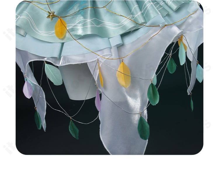 スカート裾の意匠。縁取りと装飾の重なりで豪華さを表現