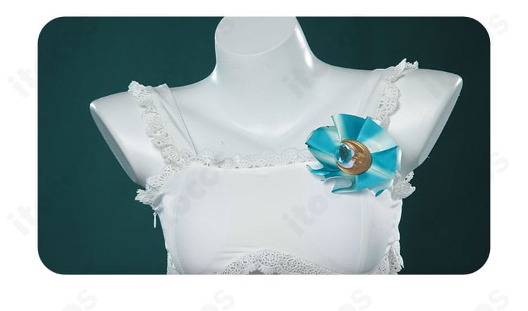 襟元の刺繍と装飾ディテール。月光イメージの意匠が近距離でも映える仕上がり