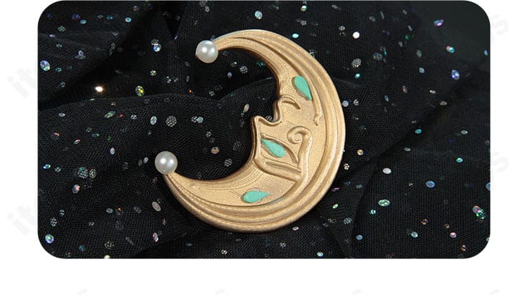 髪飾りの近接カット。エレガントなフォルムで顔周りを華やかに演出