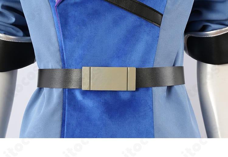 ウエストのベルト装飾ディテール。バックル部と縫製の仕上がり、ラインの収まりを拡大表示