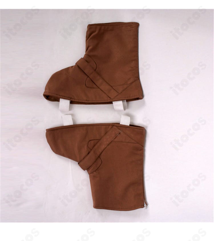 シューズカバーの装飾ディテール。足元の素材感とエッジの処理により、統一感のあるスタイリングを完成させる付属品。