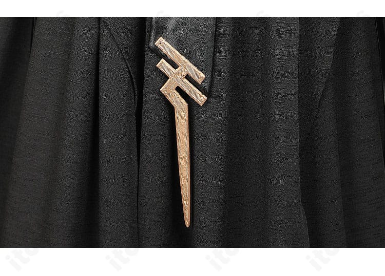 アークナイツ ロゴス衣装の装飾クローズアップ。胸飾りと刺繍の質感を示すディテール写真。