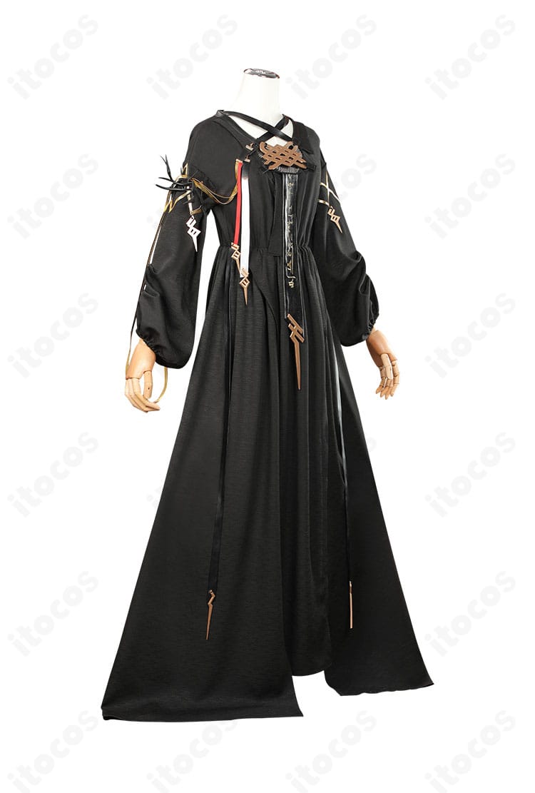 アークナイツ ロゴス衣装の側面。袖口や側面装飾の刺繍ディテールを確認できる画像。