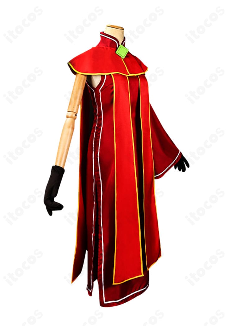 右側面ビュー。片袖マントのドレープとウエストラインのシルエットを確認。