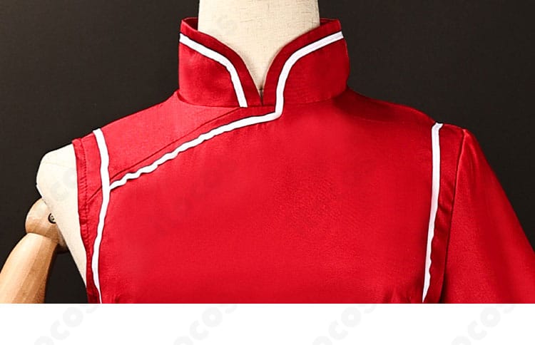 襟元装飾の別角度クローズアップ。質感と立体感が伝わる構図。