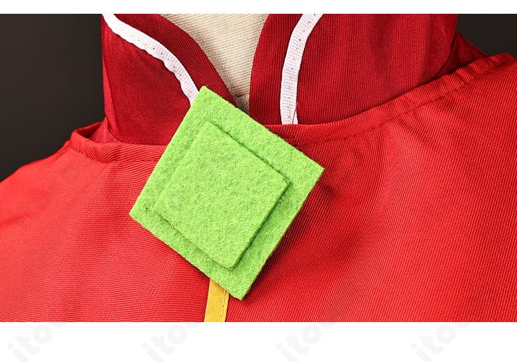 襟部分ディテール。立ち襟と襟飾りの質感・留め具の仕上げを強調。