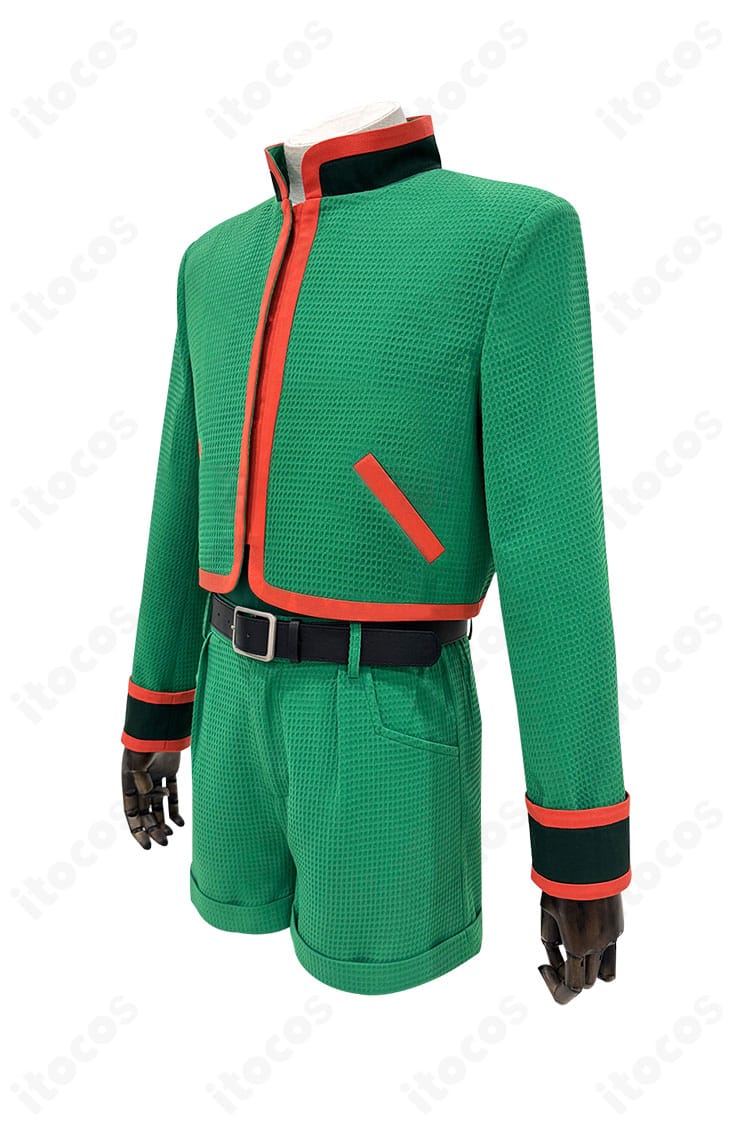 ゴン＝フリークス衣装の側面ビュー。ショートパンツの丈感とベルト位置、ジャケットのサイドラインが分かる角度。