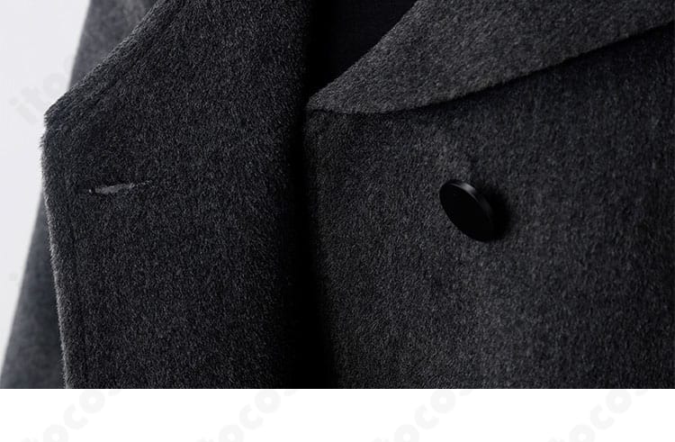 木之本桜 冬服コートのボタン部アップ。質感と留め具の配置を示すディテール