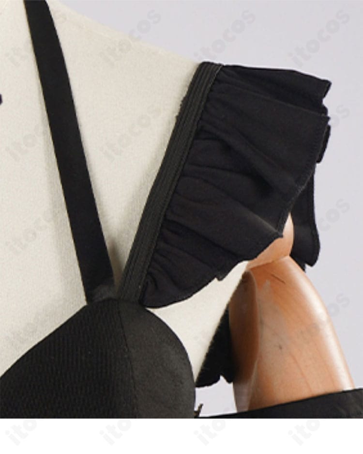 喜多川海夢 コスプレ衣装の肩飾り詳細。刺繍とパイピングの仕立てを強調したクローズアップ。