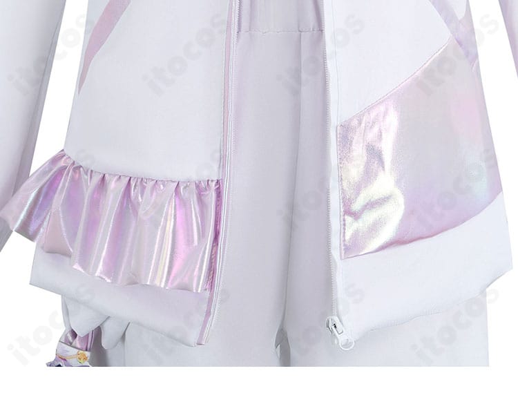 轟はじめ コスプレ衣装の門襟部分クローズアップ。縁取りとステッチの仕立てが見える画像