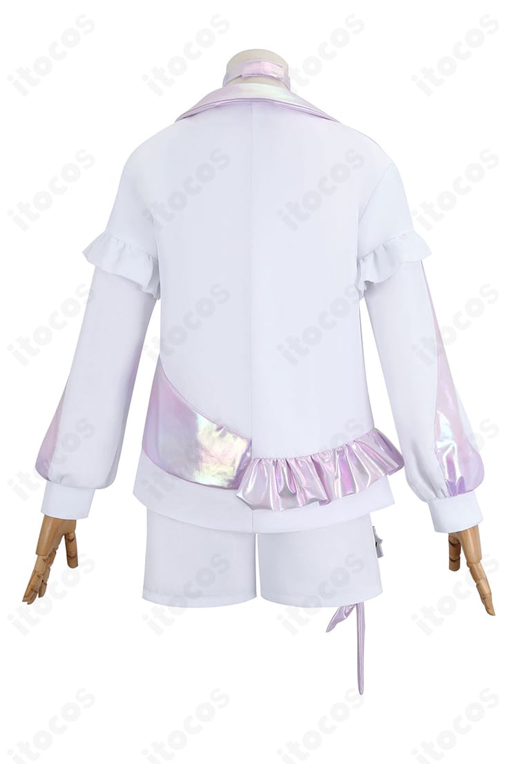 ホロライブ 轟はじめ コスプレ衣装の背面。コートの切り替えとヘムラインのディテールが分かる写真