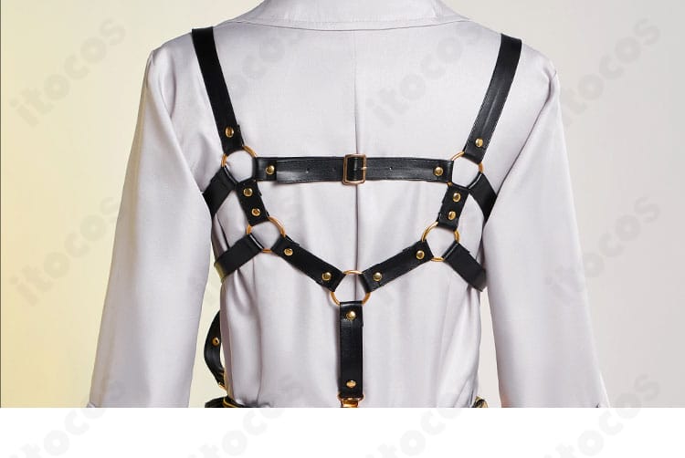 上着背面の詳細。ヨークの切り替え、背面ベルトの配置、裾の落ち感が分かる画像