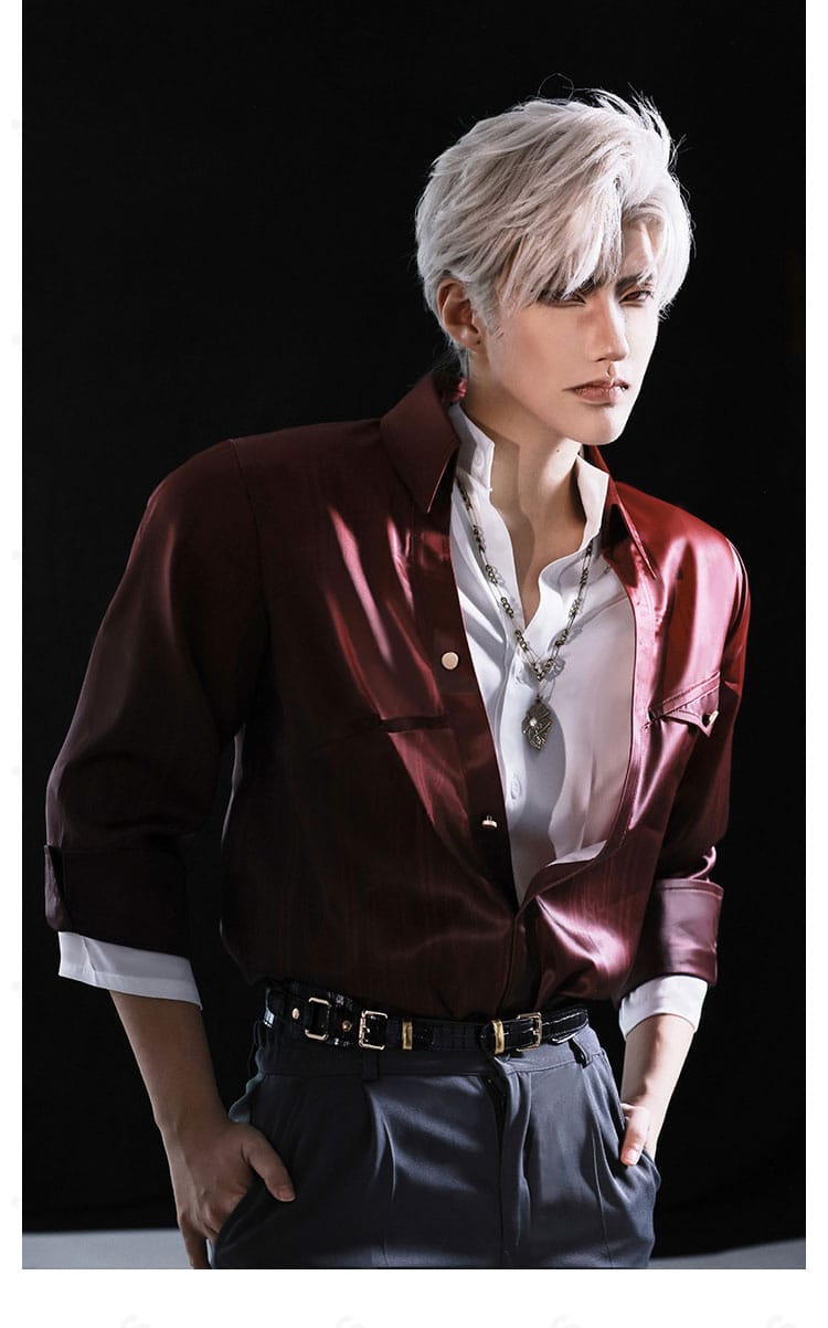 シンの右側面ショット。肩から裾にかけての落ち感と、ベルトの収まりが見えるディテール。