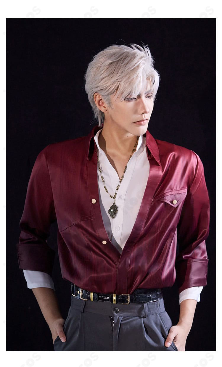 シンが正面から着用した様子。ボタン開閉や襟元の形、ネックレスの配置まで忠実に再現。