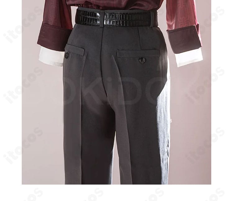 パンツ背面の装飾と縫製の細部。ポケットまわりの仕上げとラインの美しさが伝わる画像。