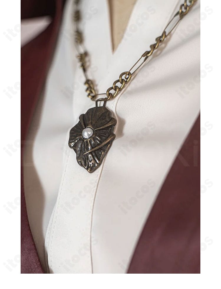 ネックレスのアップ。『恋と深空』シンの印象を決めるアクセサリーが質感まで分かる写真。