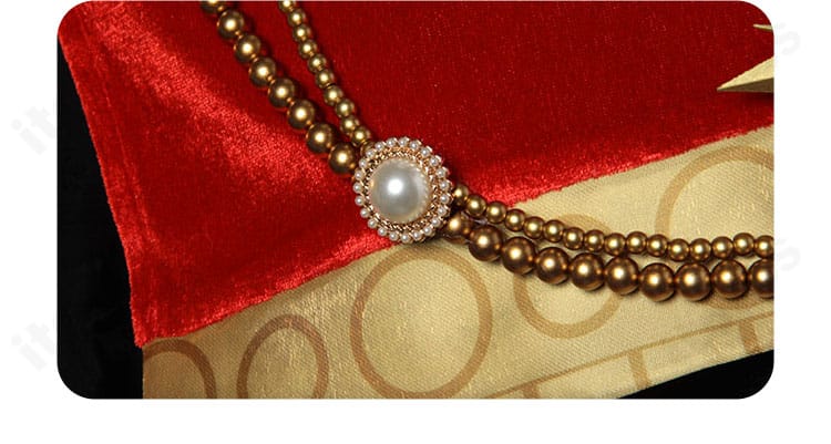 フールズ・ゴールド 肩飾りディテール。繊細な装飾で王侯風シルエットを強調