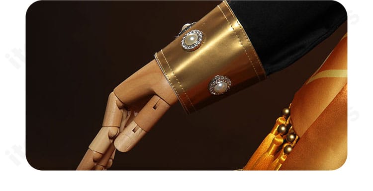 フールズ・ゴールド 袖口の近影。装飾ラインと形状が美しい仕上がり