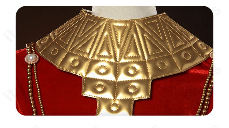 フールズ・ゴールド 襟元ディテール。ゴールドトリムと装飾パーツで高級感を演出