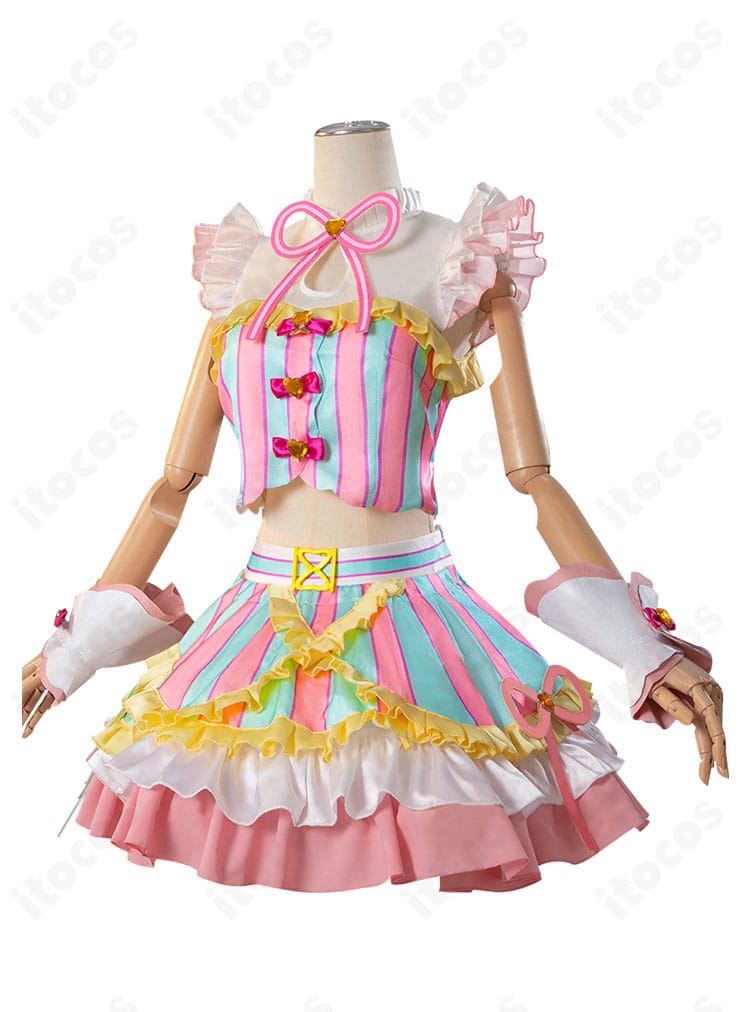 プリパラ 真中らぁら コスプレ衣装の左側面。トップスのフィット感や腕周りのアームカバーのディテールが分かる。