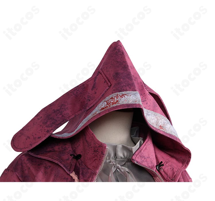 Dead by Daylight フェン・ミン コスプレ衣装の帽子装飾アップ。ロゴ風意匠と質感でキャラクターらしさを演出