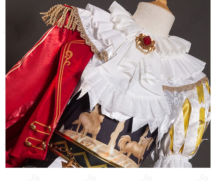 襟元と首飾りのアップ。スカーフ結び目の形状とメタル装飾の質感、配色のコントラストを詳細に表現。