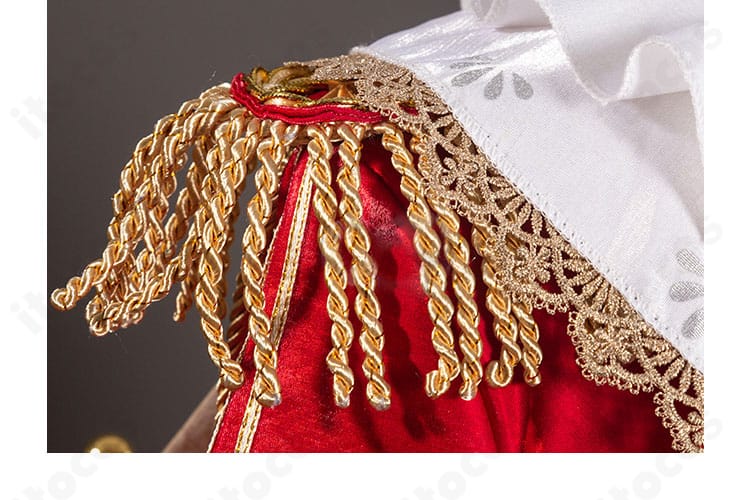 肩部装飾の詳細。肩章の立体感、縁取りの刺繍、金具の配置が分かるクローズアップ。