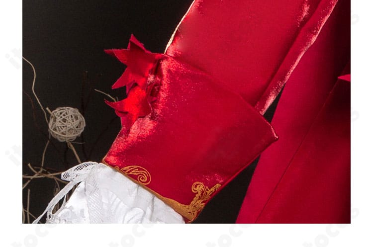 袖口装飾のクローズアップ。カフスの装飾ライン、ボタン、レースの仕上げが見えるディテール写真。