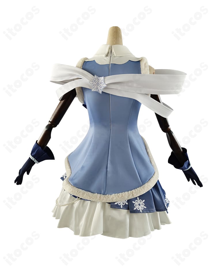 雪ミク2025衣装の背面。背中から裾にかけての装飾配置と後ろ姿のラインがわかるディテールショット。