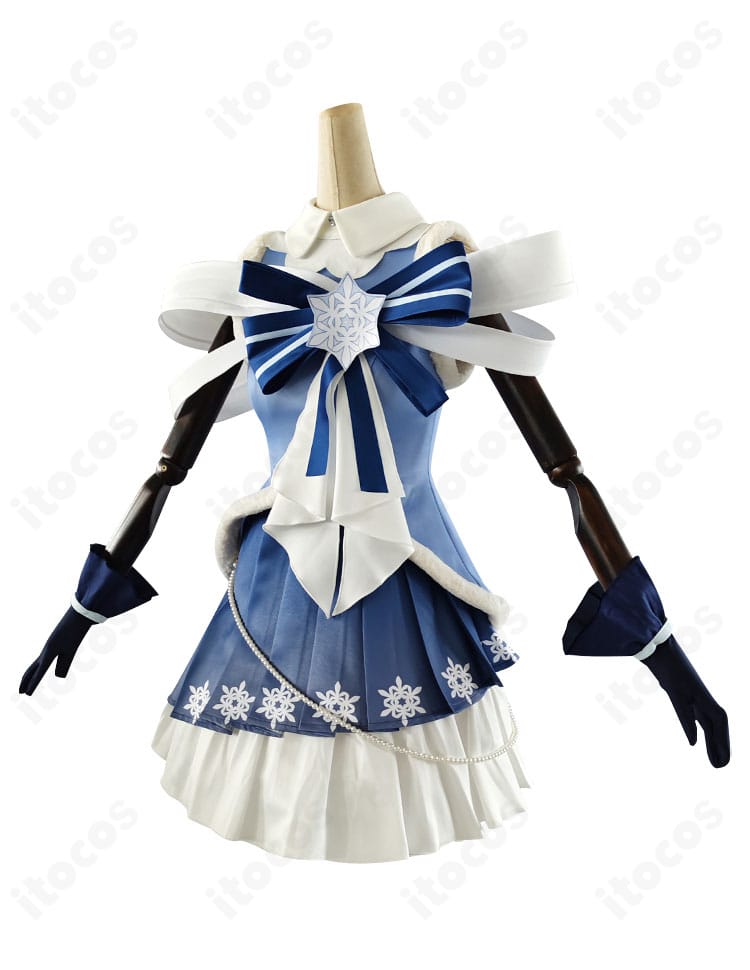 雪ミク2025衣装の側面。シルエットのフィット感とサイド装飾の見え方、袖・スカートのバランスを確認できる画像。