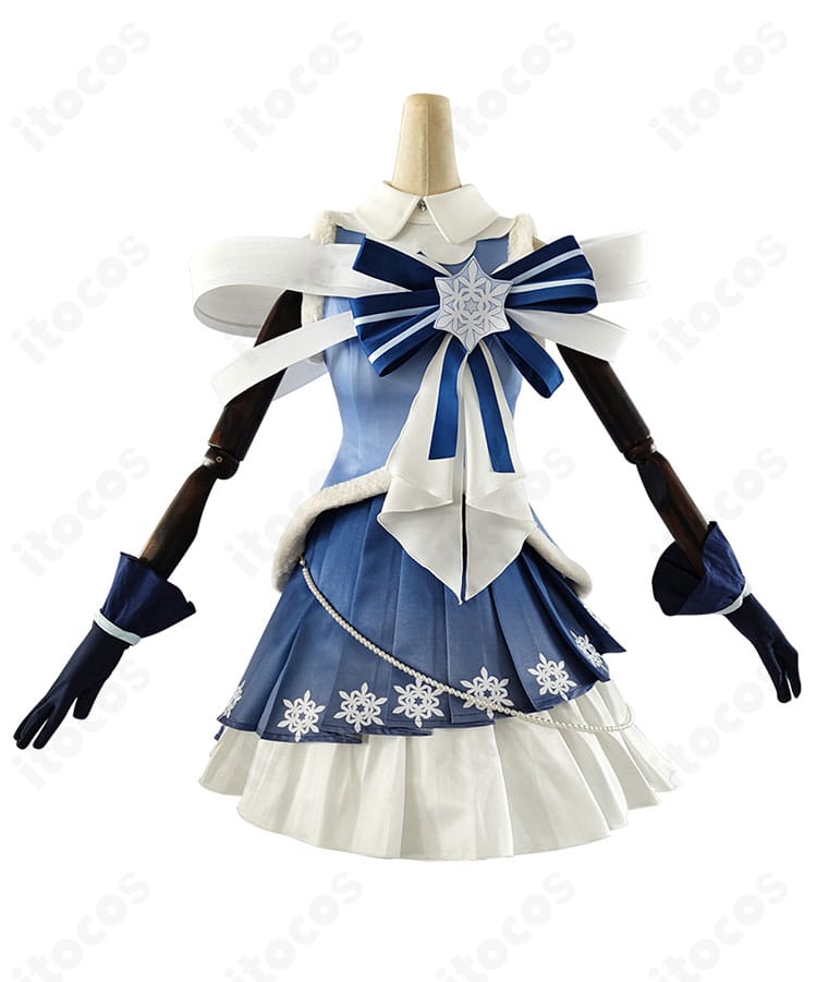 雪ミク2025『キラキラスノーマテリアル』コスプレ衣装の正面アップ。胸元から裾までの装飾とラインの再現度を示すディテール写真。