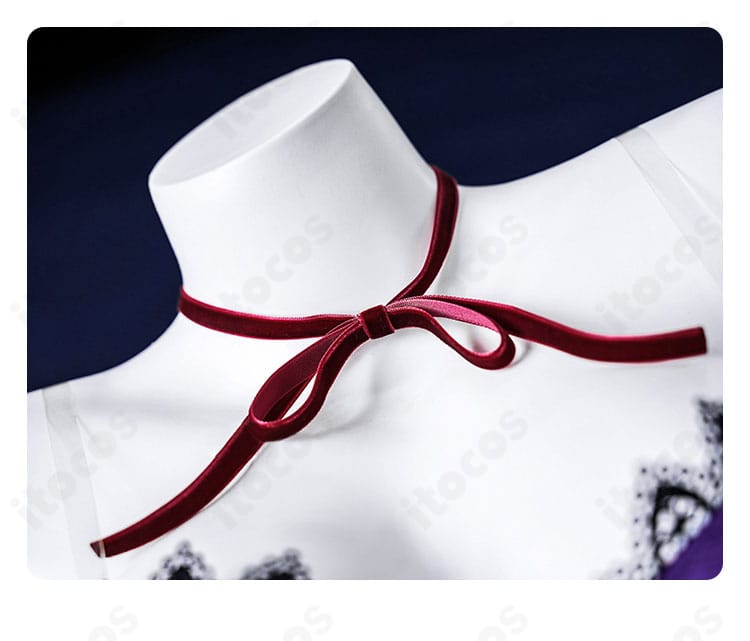 襟元装飾のクローズアップ。精密な刺繍とパーツ配置、質感が分かるディテール写真。