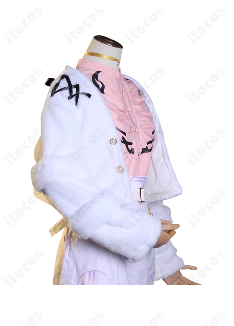 衣装右側の装飾ディテール。右側の縁取りとパーツの取り付け精度に焦点を当てた画像。