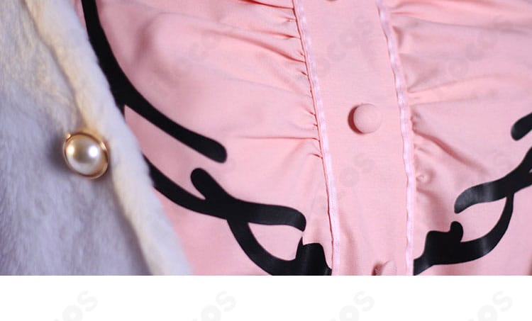 コートの門襟装飾のクローズアップ。襟元のラインと装飾の配置が分かる詳細画像。