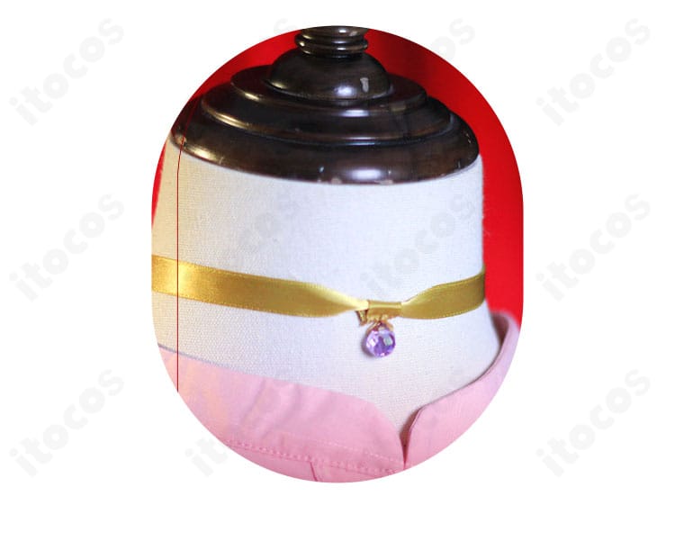 チョーカーのデザイン詳細。質感と留め部分の形状が分かる近接カット。