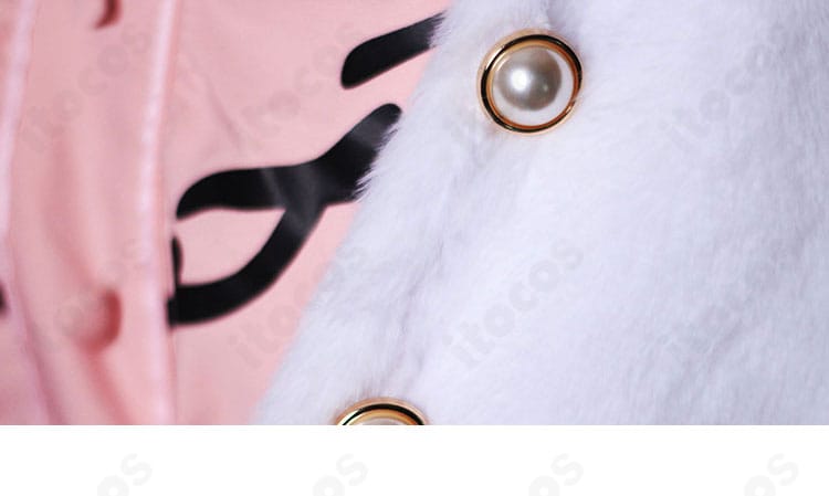 外套のボタンと門襟の装飾ディテール。ボタン配置と縫製ラインを見せる拡大写真。